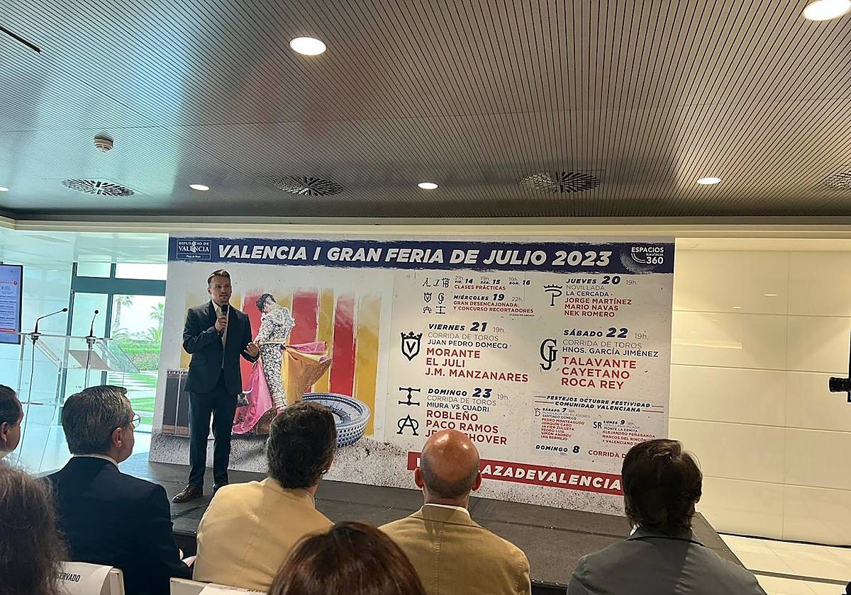 Cartel de la Feria de Julio de Valencia Las figuras se citan en la Feria de Julio de Valencia